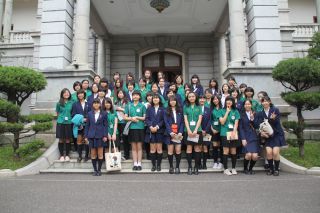 両校の生徒たちは、最後の最後でようやく一緒になり、記念撮影