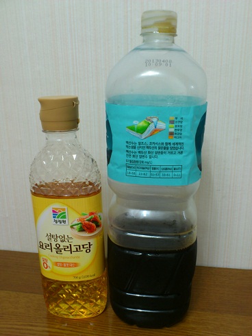 左は「砂糖０％」と表記のオリゴ糖、右は手作りの梅シロップ