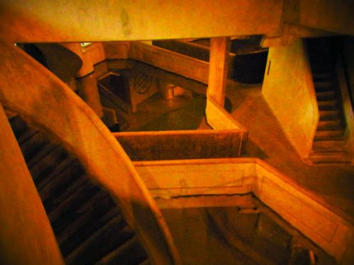 24角形の建物の中です。迷路のような階段が続きます。