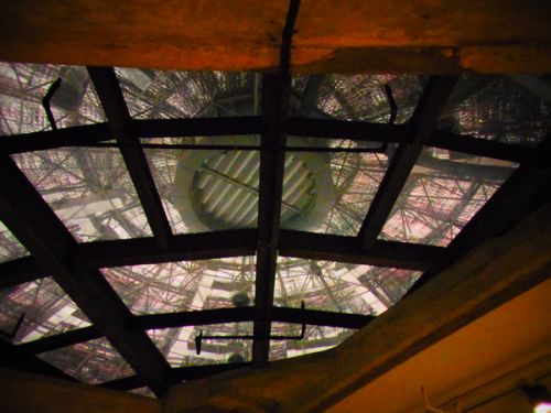 空中舞台（スカイシアター）の床を下から見上げたところです。