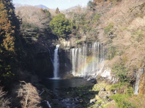 虹がかかった白糸の滝