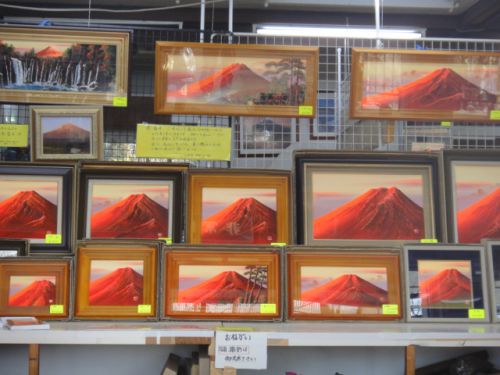 白糸の滝近くのお土産屋さんで見た縁起物の赤富士！