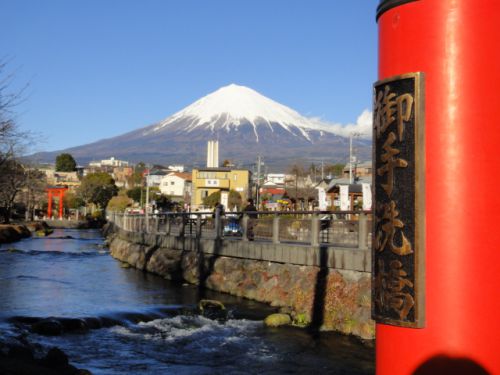 浅間神社の御手洗橋から見た富士山