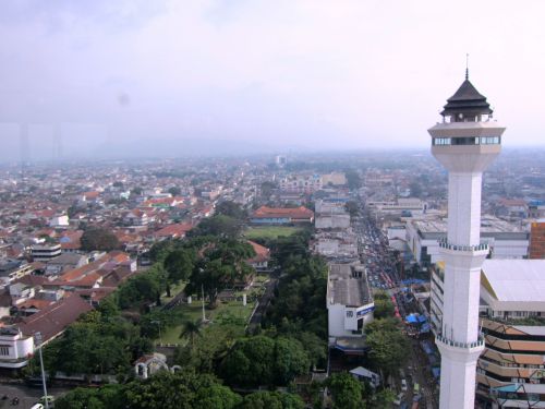 バンドンの中心地にあるモスクの塔からの景色