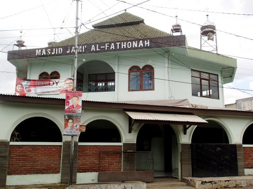 近所にあるモスク。右上にスピーカーがあります
