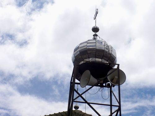 上のモスクのスピーカー