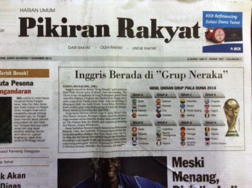 抽選会翌日の一般紙Pikiran Rakyatの一面。「イギリスは地獄の組に」
