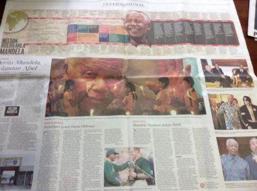 新聞でもテレビでも特集されています。右下の写真でもバティック姿のマンデラ氏が