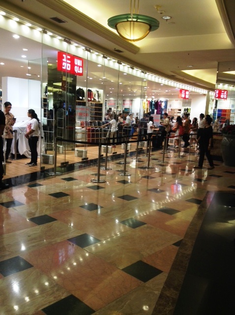 ジャカルタのモールタマンアングレックにオープンしたユニクロ２号店