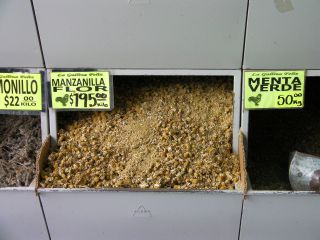 カモミールティーになります。右はミント。