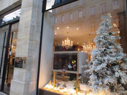 現在、お店の外観はノエルモード満載です！