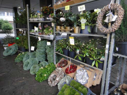 花屋さんでもリースが売られています。