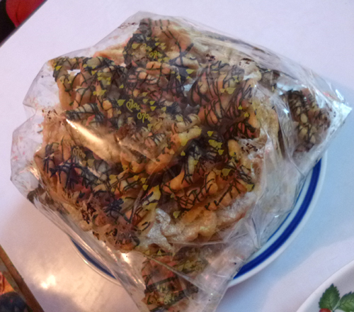 ケーキかな？それにしては軽い。。。