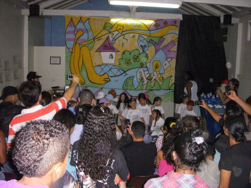 公立保育園の卒園式で園児の演技中に熱心に撮影する保護者たち