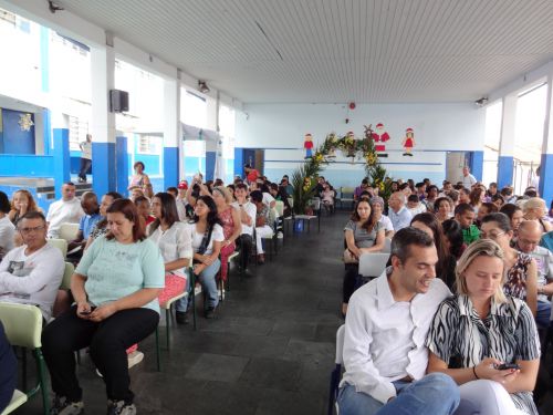 サンパウロ州立学校の卒業式に参列する保護者たち