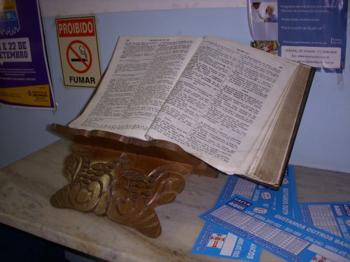 サンパウロ市内の市立幼稚園の通路に置かれている聖書