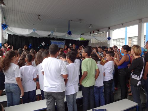 サンパウロ州立学校（基礎教育5年生）の卒業式で歌を歌う児童を取り囲んで撮影する保護者たち