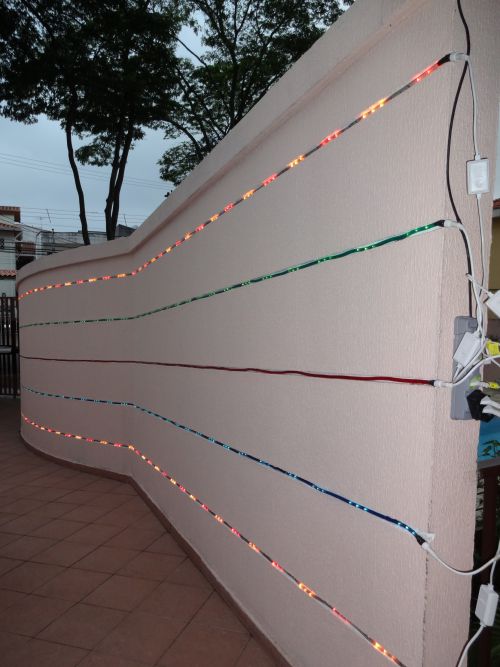 壁を飾るホース式ＬＥＤイルミネーション