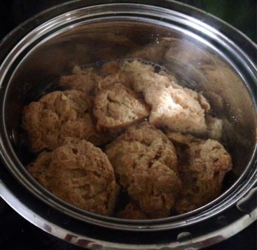 10分程、沸騰したスープ（野菜スープの素を使用）に浸して柔らかくします。