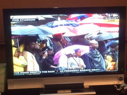 雨の中、早朝から会場に駆け付けた人々（テレビeNewsで放映）
