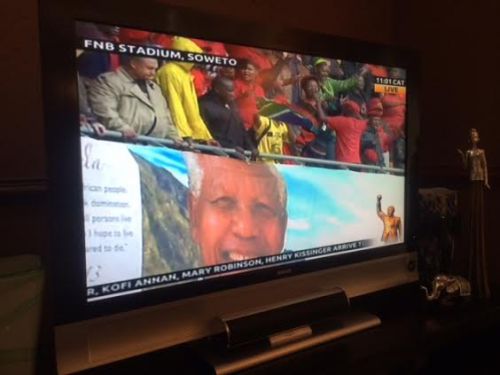 多くの国民が、踊りや歌でマンデラ氏を追悼しました。