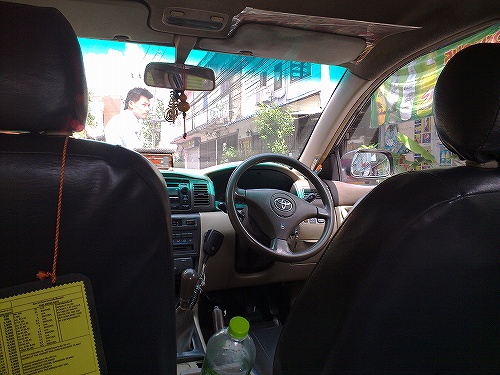 エンジンはかけっぱなしで車を離れます