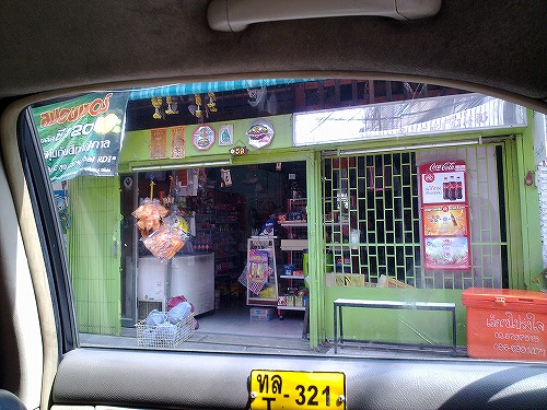 飲み物を買いにこの店へ