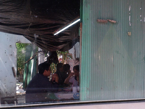 手持ち無沙汰で周りをキョロキョロ。。。とてもローカル風な場所です