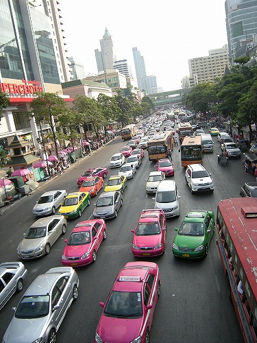 渋滞にはまる前に飲み物もガソリンも補充、ってとこでしょうか