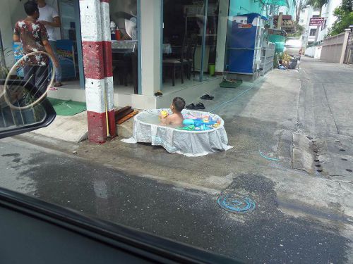 おうちのプールで水掛け祭りに参戦だ！