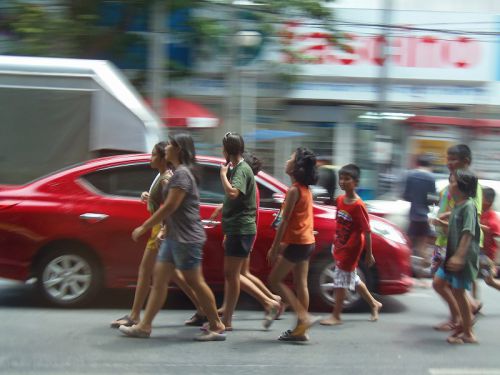 会場に向かう少女たち　軽装でお出かけです