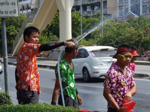会場以外の場所でもとにかく水を掛けまくります