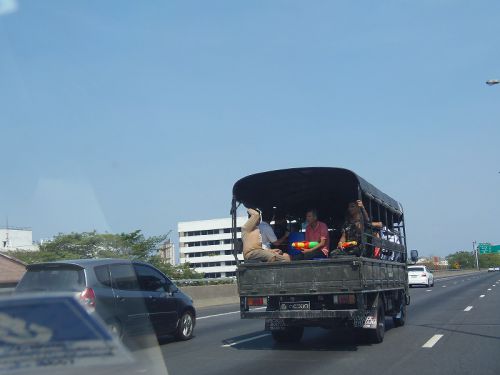 アーミーかと思ったら祭りに向かうトラックでした