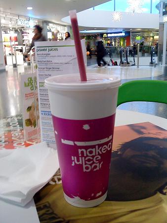 ショッピングモールでも、スムージーを飲んで、ひと休み