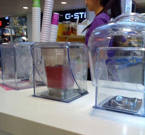 注文ごとにその場でミキサーでブレンド、出来立て新鮮をいただけます。