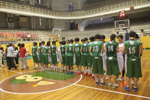 試合前に行なわれた記念品贈呈