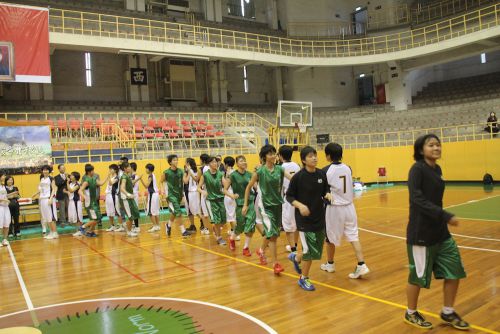 試合後のハイタッチ