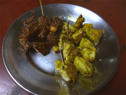 左は水牛の赤身肉、右の白いのが脳みそ！