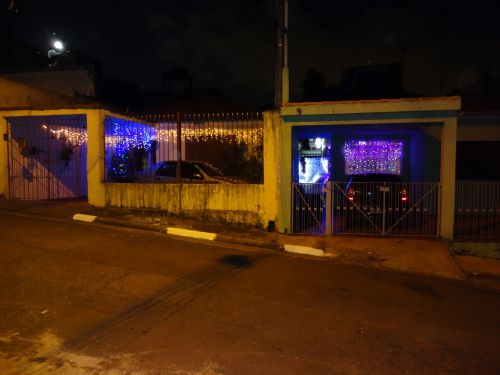 クリスマスが近づくとイルミネーションが輝くブラジルの民家