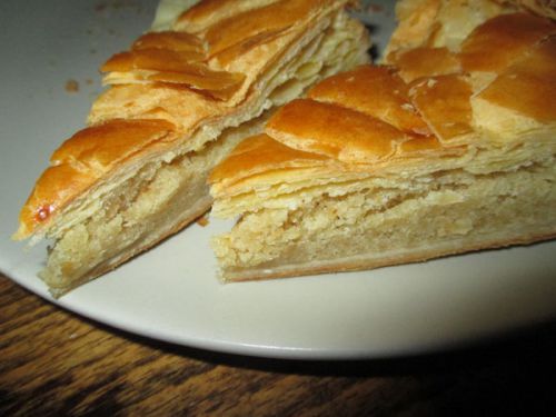 こんな風に何層にもなっていて、ほんのりラム味で飽きがこない美味しさ