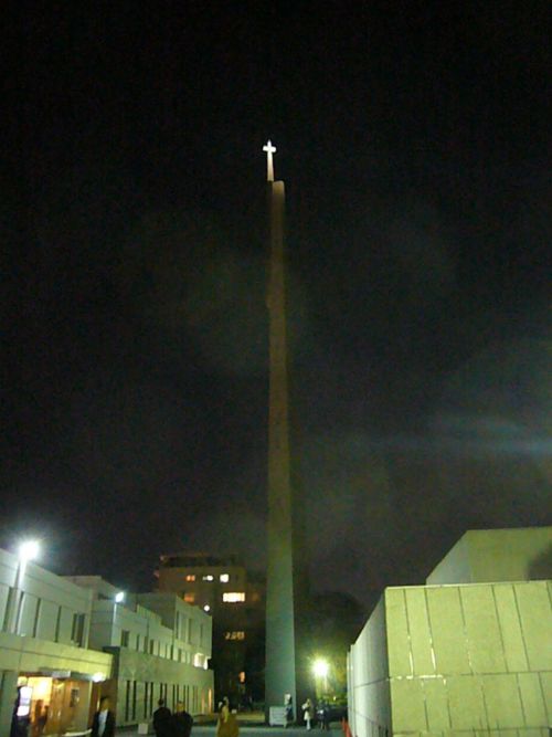 高い塔に十字架が浮かび上がります。