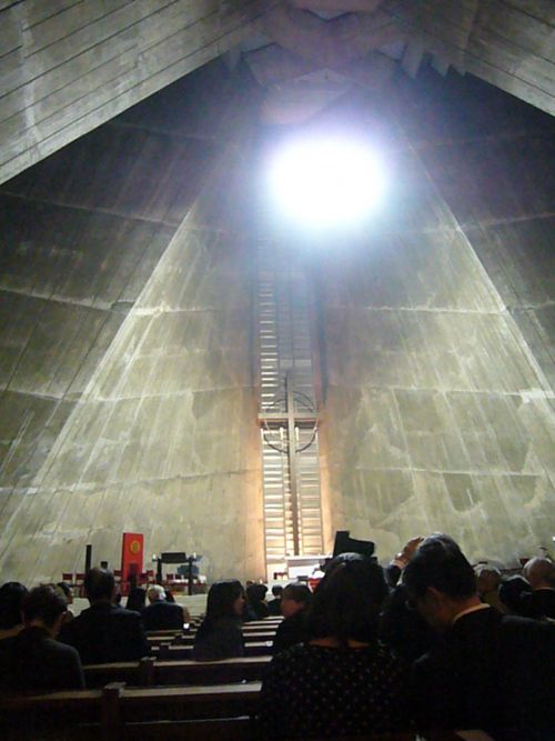 照明が上から吊るされる荘厳な広い空間。