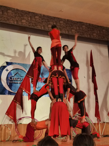 運動会での組体操を思い出します。