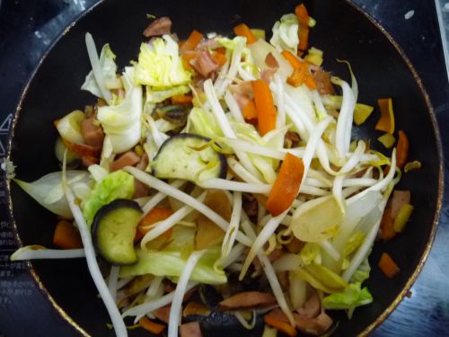 冷蔵庫にあった野菜を投入！