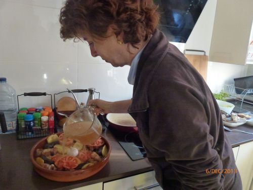 ブイヨンスープを入れて、あとはオーブンに入れるだけ！