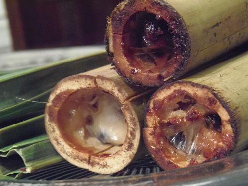 竹の筒に甘いもち米をつめたデザートもあります