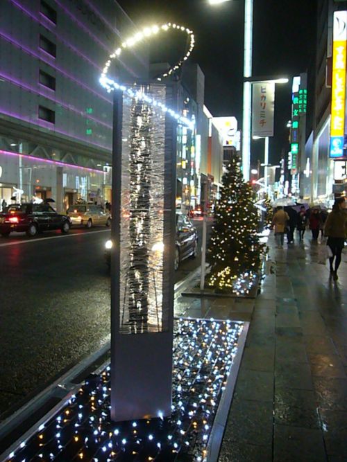 中央通りのイルミネーションの道。