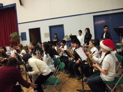 サンタの帽子をかぶって、コンサートで演奏