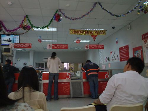 左上の電光掲示板に自分の番号が出たらカウンターへ