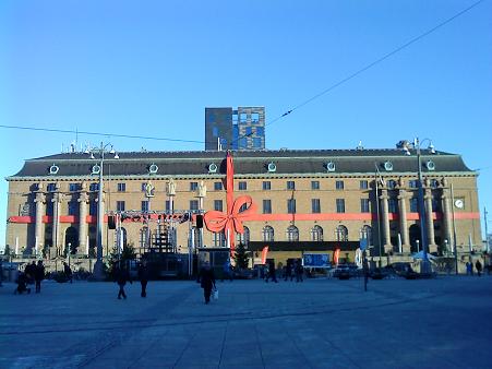 ホテル全体にリボンが結ばれ、クリスマスプレゼント風にデコレーション